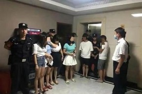 麻豆传媒前女友冒雨现身，情感真相揭晓引发热议